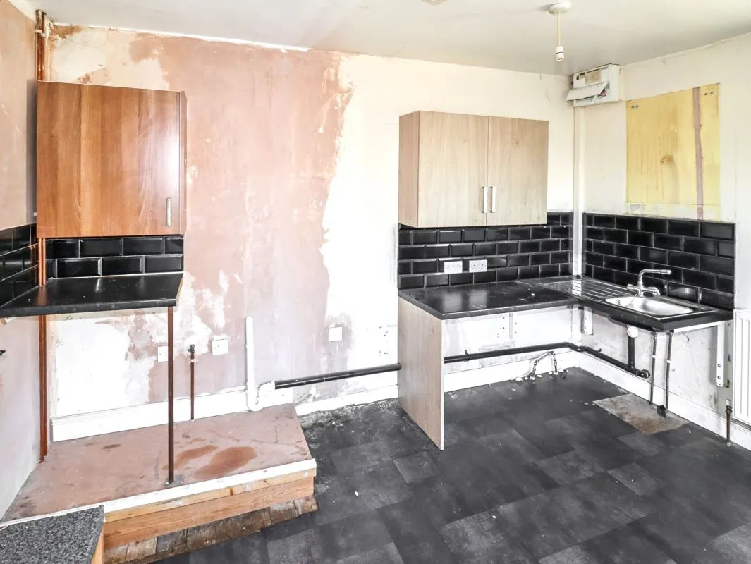 Online Property Auction in London: New Park Road, Queensbury, BD13 1PP | Auction ends 22/10/2025, a Guide Price of £110,000+.