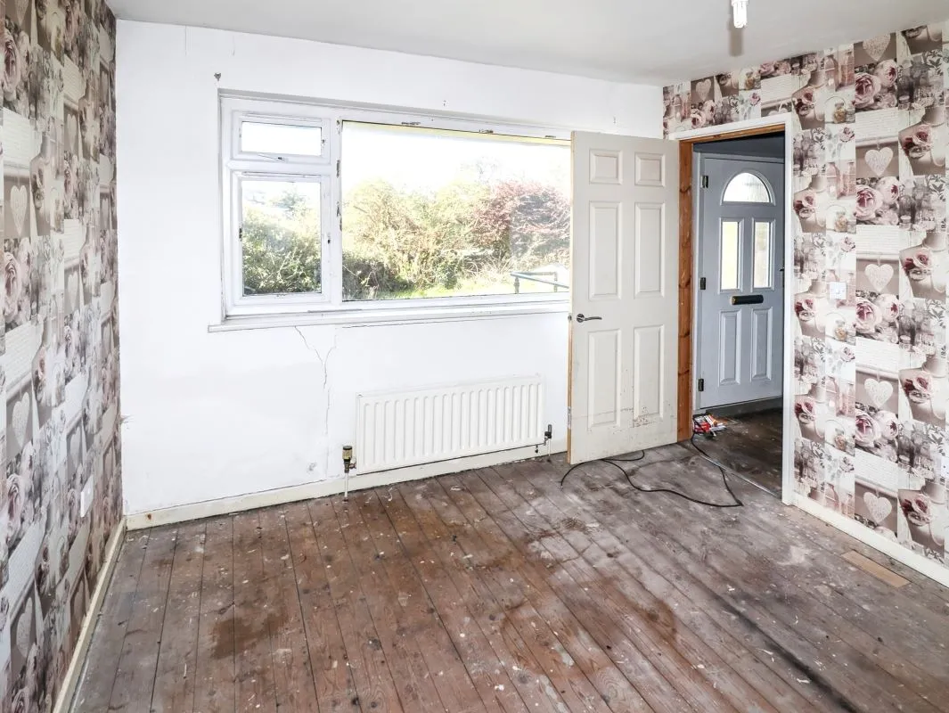 Online Property Auction in London: New Park Road, Queensbury, BD13 1PP | Auction ends 22/10/2025, a Guide Price of £110,000+.