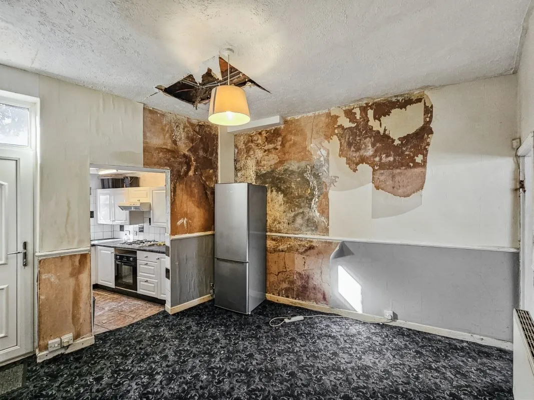Online Property Auction in London: Shakespeare Crescent, Eccles, Manchester, M30 0PB | Auction ends 22/10/2025, a Guide Price of £70,000+.