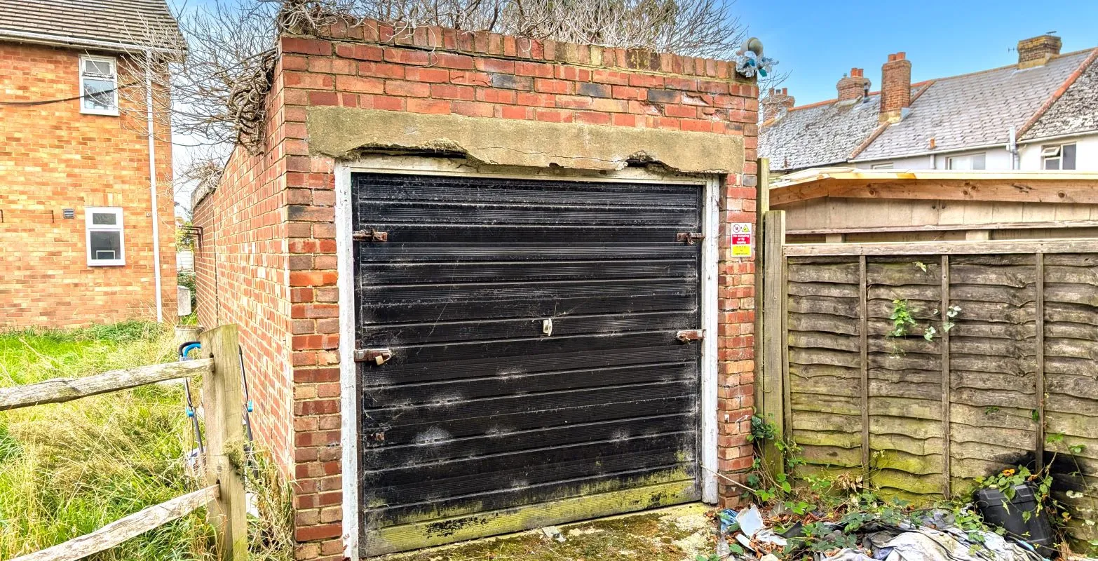 Online Property Auction in London: Middle Road, Lancing, BN15 9JG | Auction ends 22/10/2025, a Guide Price of £10,000+.