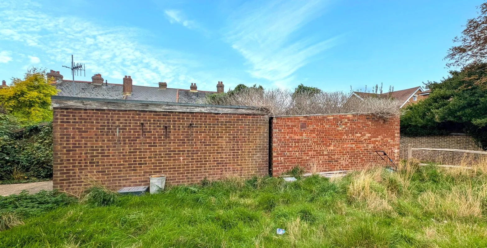Online Property Auction in London: Middle Road, Lancing, BN15 9JG | Auction ends 22/10/2025, a Guide Price of £10,000+.