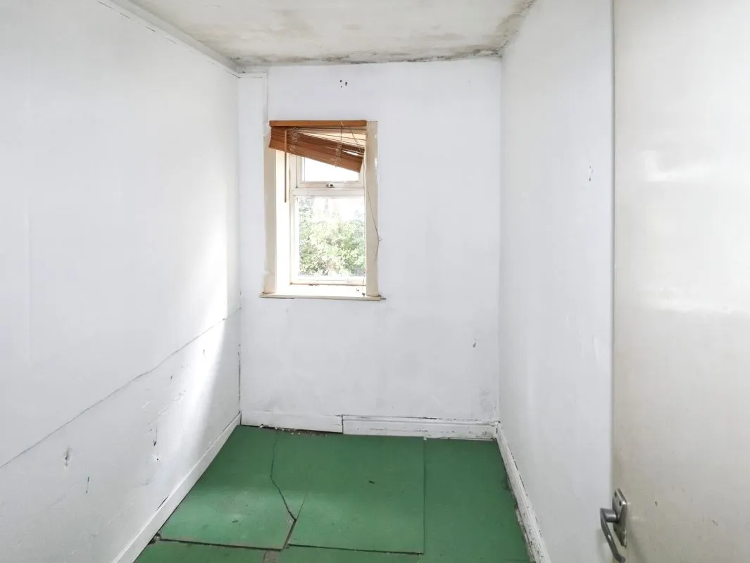 Online Property Auction in London: Cragg Lane, Great Horton, Bradford, BD7 4HE | Auction ends 22/10/2025, a Guide Price of £20,000+.