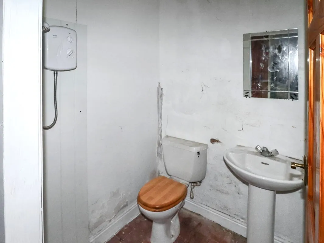 Online Property Auction in London: Cragg Lane, Great Horton, Bradford, BD7 4HE | Auction ends 22/10/2025, a Guide Price of £20,000+.
