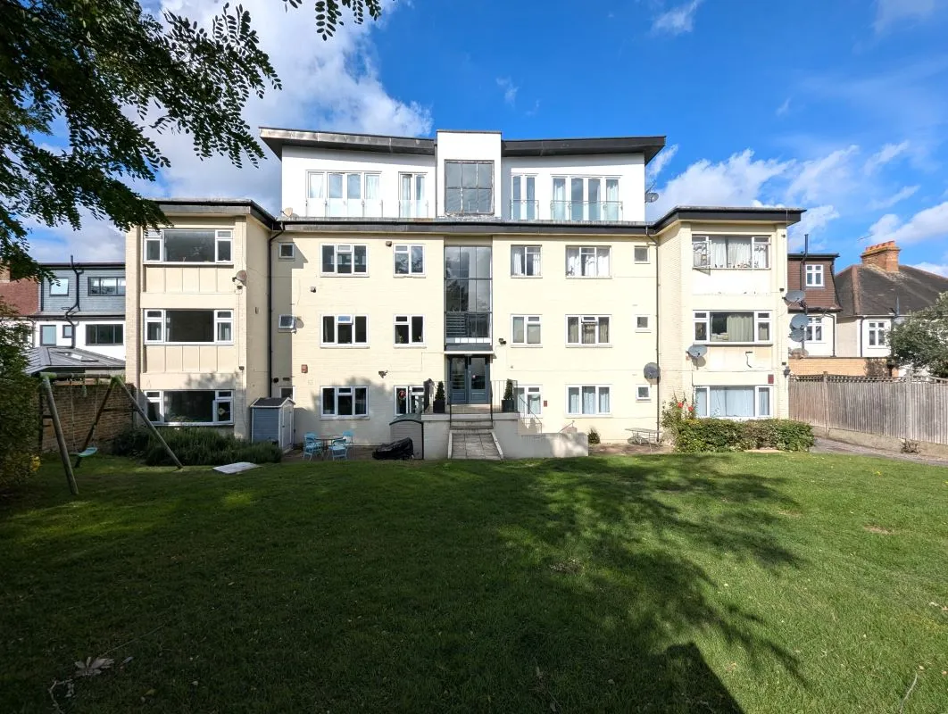 Online Property Auction in London: Vincent Court, 199 New Park Road, Streatham Hill, SW2 4HP | Auction ends 22/10/2025, a Guide Price of £250,000+.