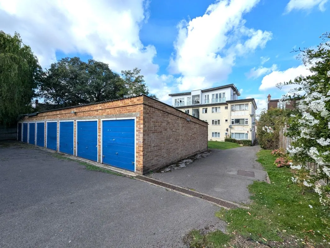 Online Property Auction in London: Vincent Court, 199 New Park Road, Streatham Hill, SW2 4HP | Auction ends 22/10/2025, a Guide Price of £250,000+.