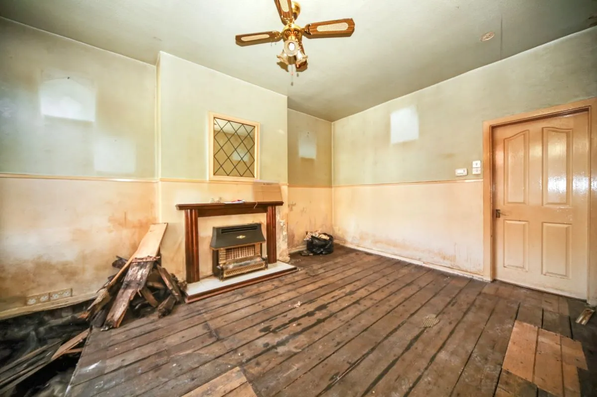 Online Property Auction in London: Pedder Street, Bolton, BL1 4JX | Auction ends 22/10/2025, a Guide Price of £30,000+.