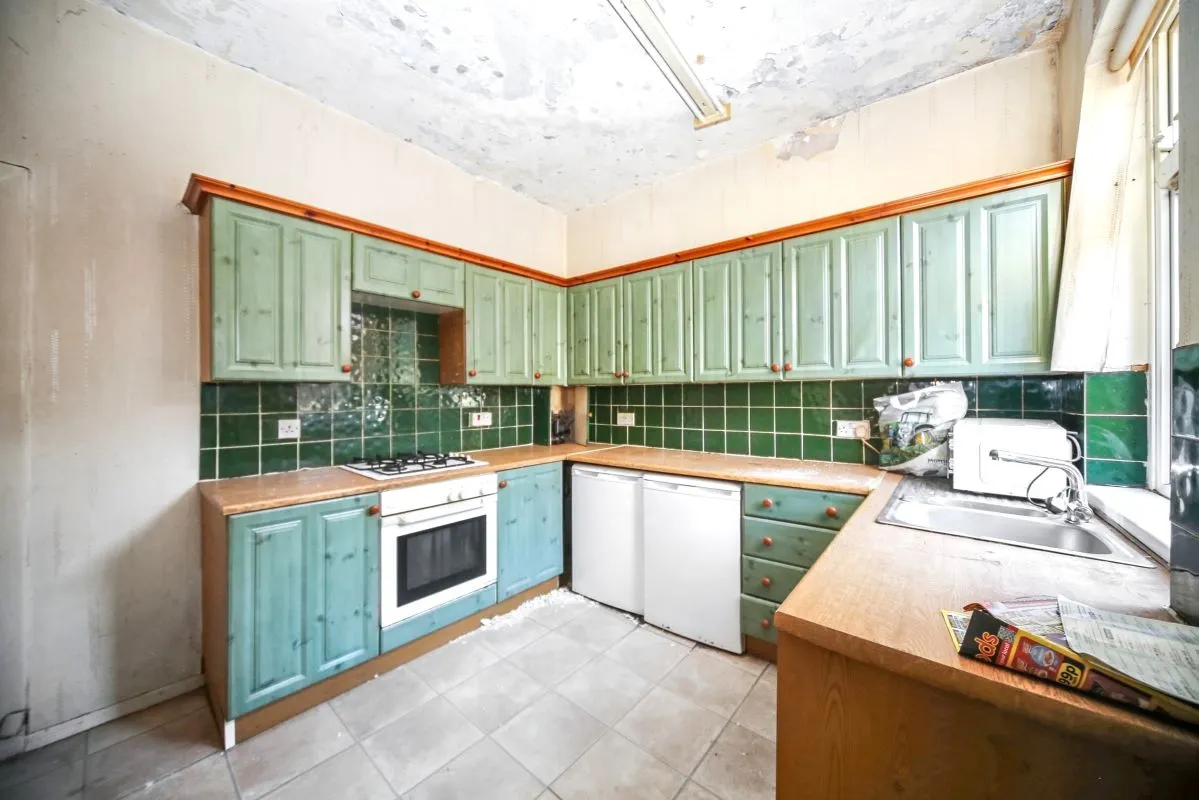 Online Property Auction in London: Pedder Street, Bolton, BL1 4JX | Auction ends 22/10/2025, a Guide Price of £30,000+.