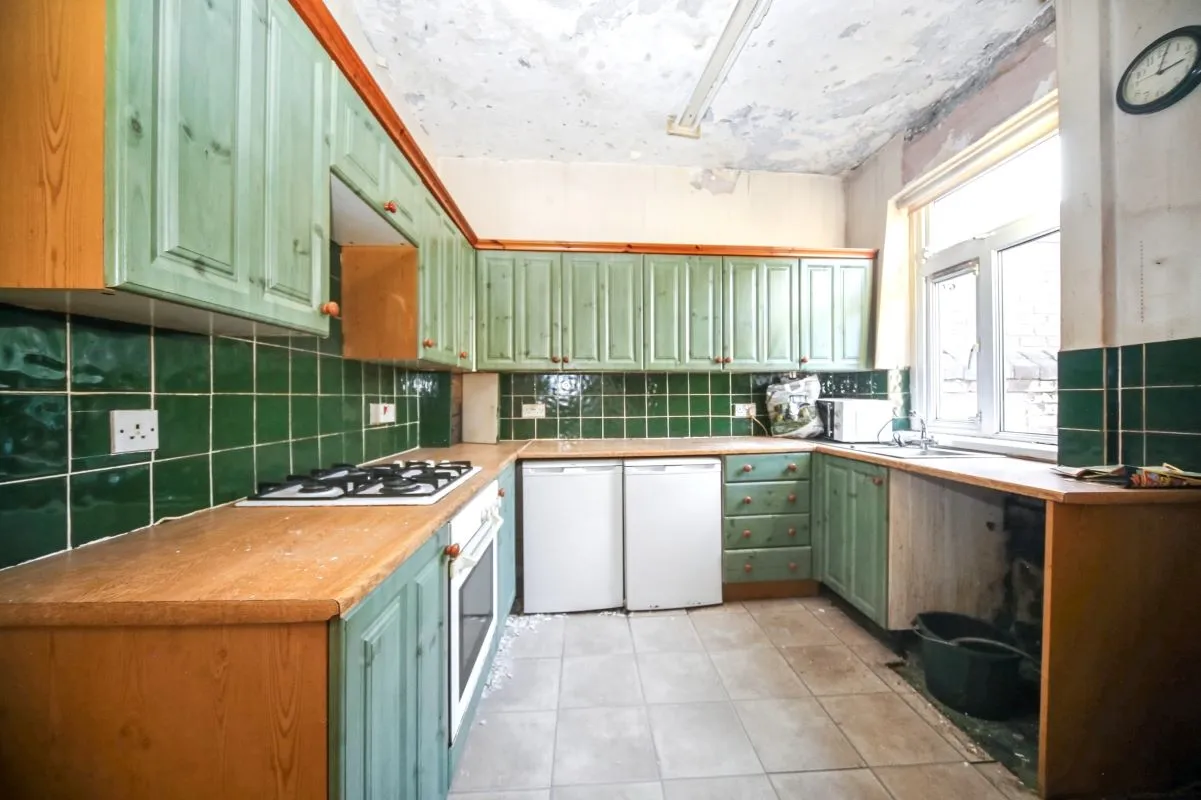 Online Property Auction in London: Pedder Street, Bolton, BL1 4JX | Auction ends 22/10/2025, a Guide Price of £30,000+.
