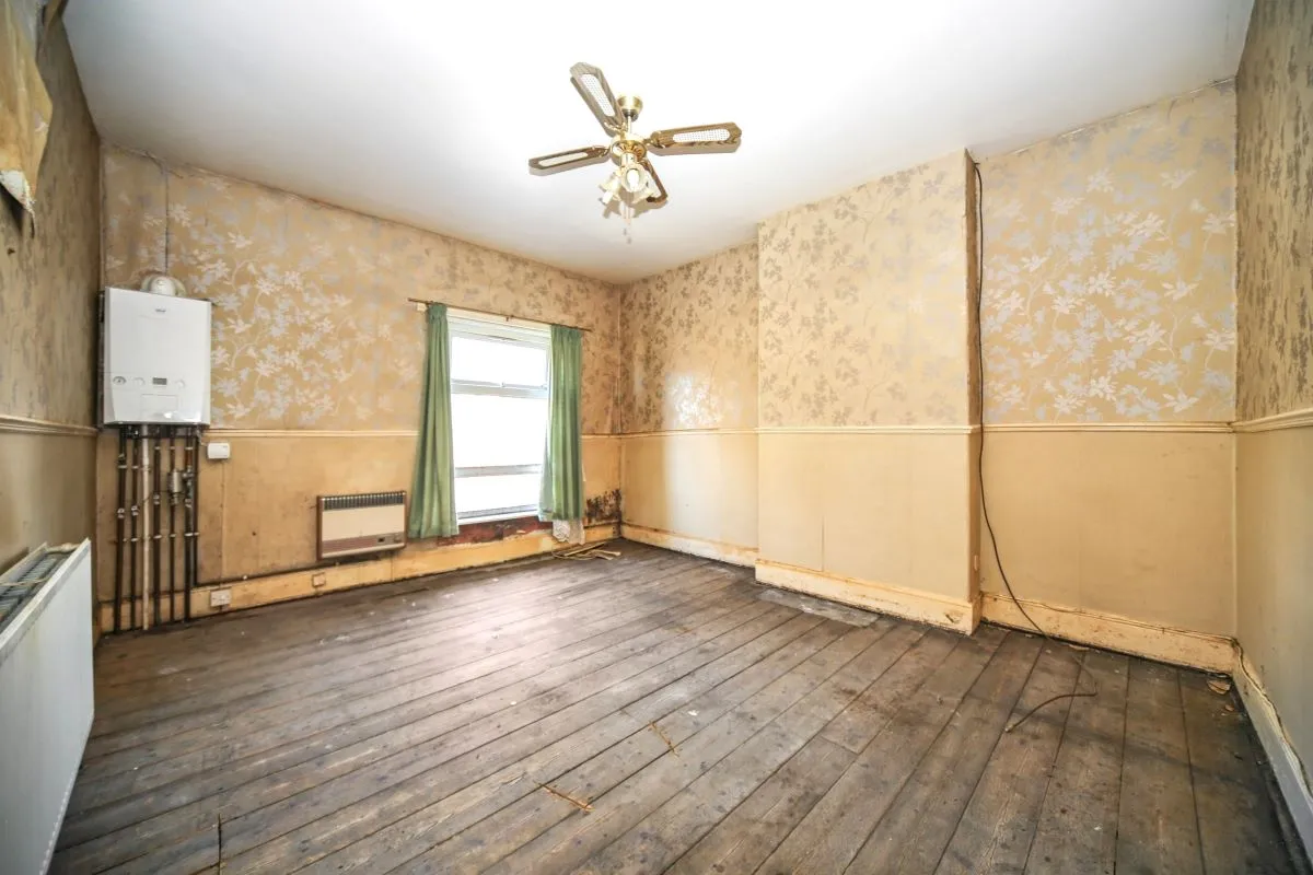 Online Property Auction in London: Pedder Street, Bolton, BL1 4JX | Auction ends 22/10/2025, a Guide Price of £30,000+.