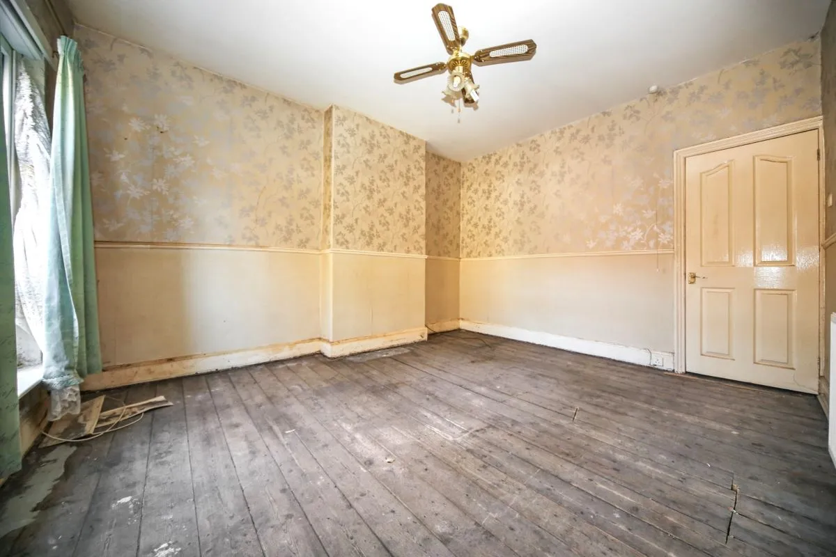 Online Property Auction in London: Pedder Street, Bolton, BL1 4JX | Auction ends 22/10/2025, a Guide Price of £30,000+.