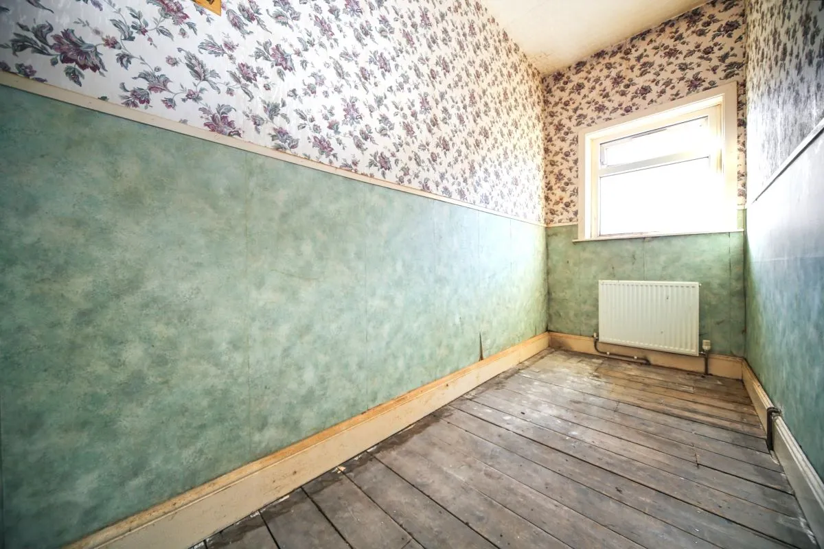 Online Property Auction in London: Pedder Street, Bolton, BL1 4JX | Auction ends 22/10/2025, a Guide Price of £30,000+.