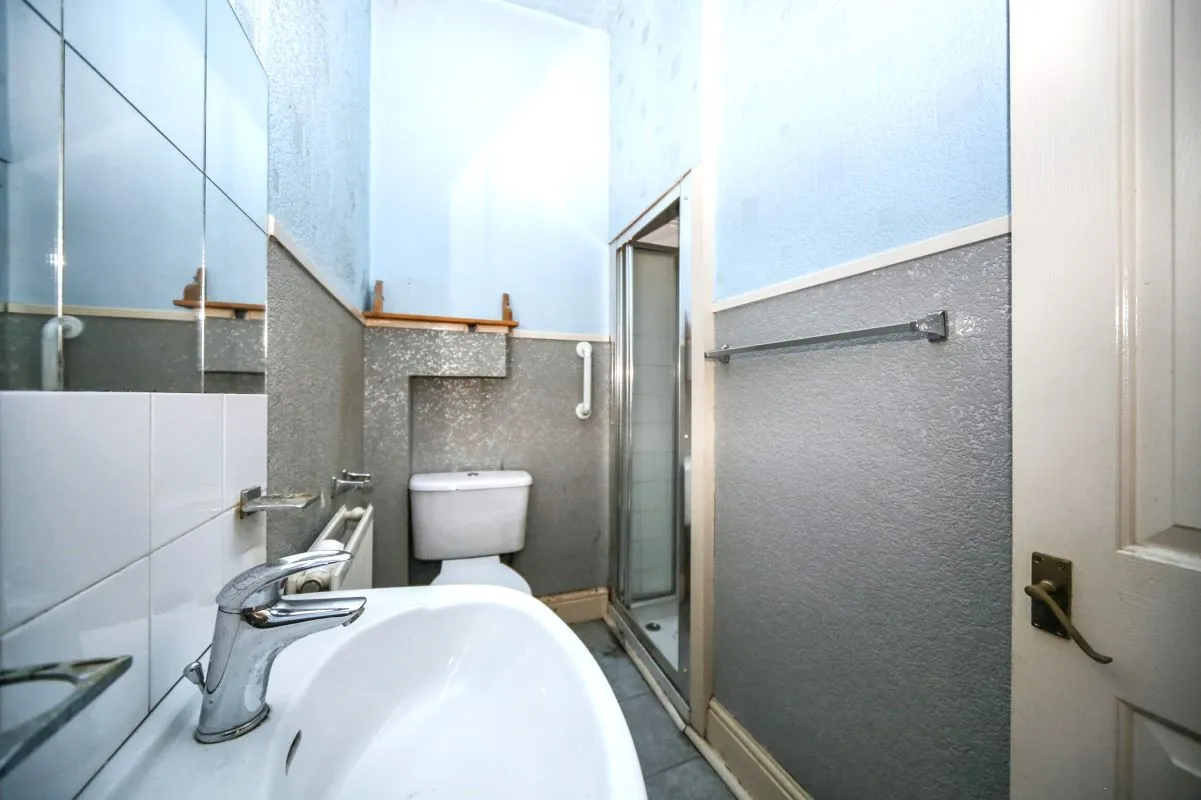 Online Property Auction in London: Pedder Street, Bolton, BL1 4JX | Auction ends 22/10/2025, a Guide Price of £30,000+.