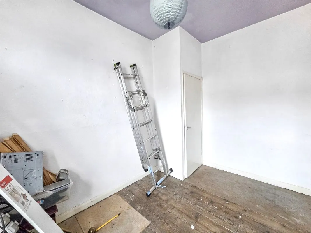 Online Property Auction in London: Victoria Street, Longridge, Preston, PR3 3EH | Auction ends 22/10/2025, a Guide Price of £30,000+.