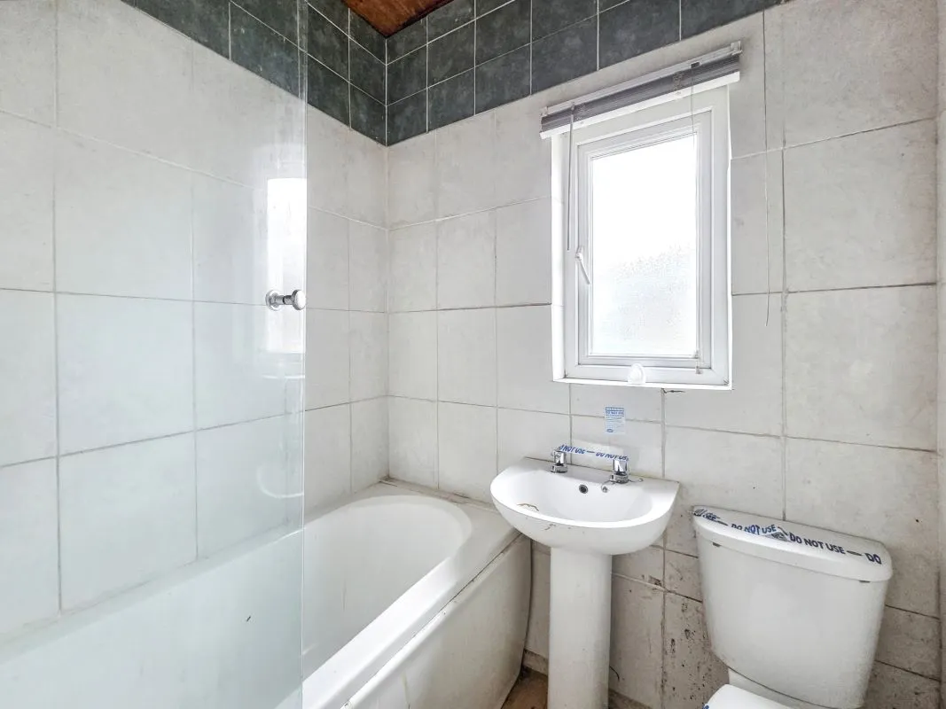 Online Property Auction in London: Victoria Street, Longridge, Preston, PR3 3EH | Auction ends 22/10/2025, a Guide Price of £30,000+.