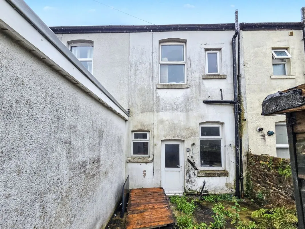 Online Property Auction in London: Victoria Street, Longridge, Preston, PR3 3EH | Auction ends 22/10/2025, a Guide Price of £30,000+.