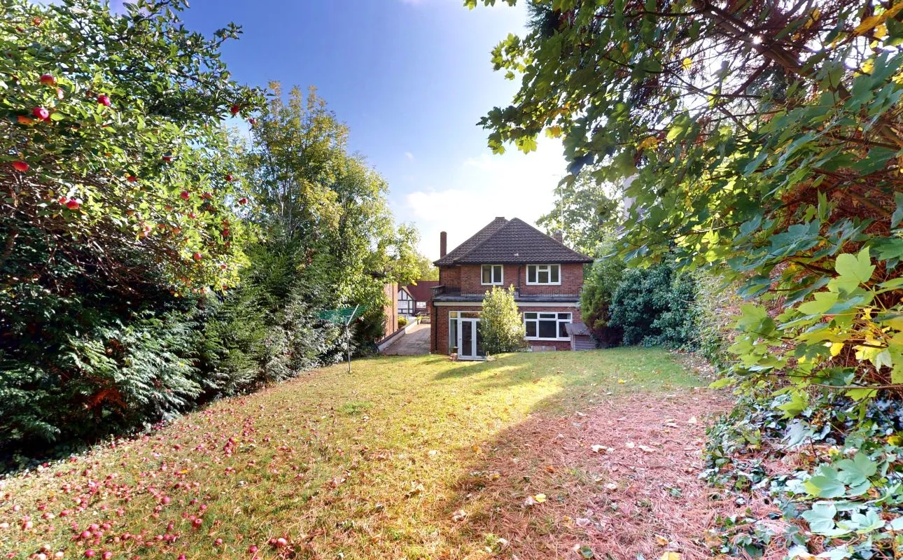 Online Property Auction in London: Lyonsdown Road, New Barnet, EN5 1JB | Auction ends 22/10/2025, a Guide Price of £675,000+.