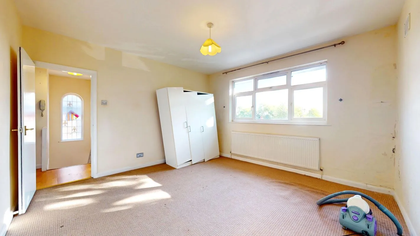 Online Property Auction in London: Lyonsdown Road, New Barnet, EN5 1JB | Auction ends 22/10/2025, a Guide Price of £675,000+.
