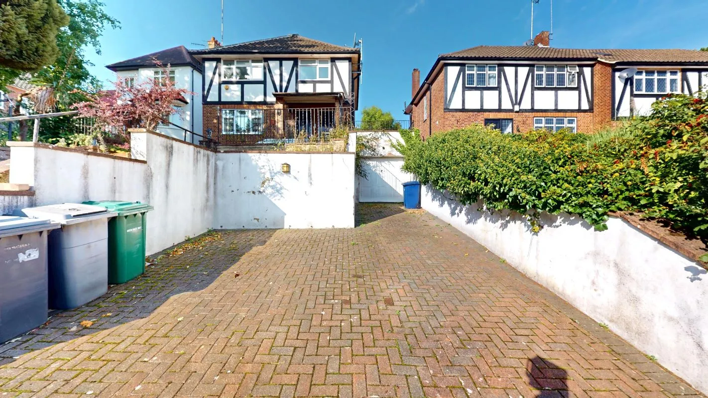 Online Property Auction in London: Lyonsdown Road, New Barnet, EN5 1JB | Auction ends 22/10/2025, a Guide Price of £675,000+.