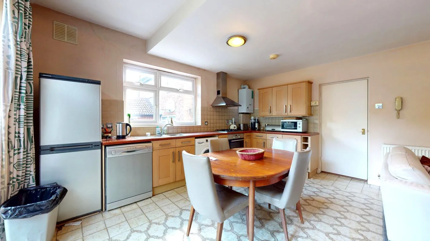 Online Property Auction in London: Lyonsdown Road, New Barnet, EN5 1JB | Auction ends 22/10/2025, a Guide Price of £675,000+.