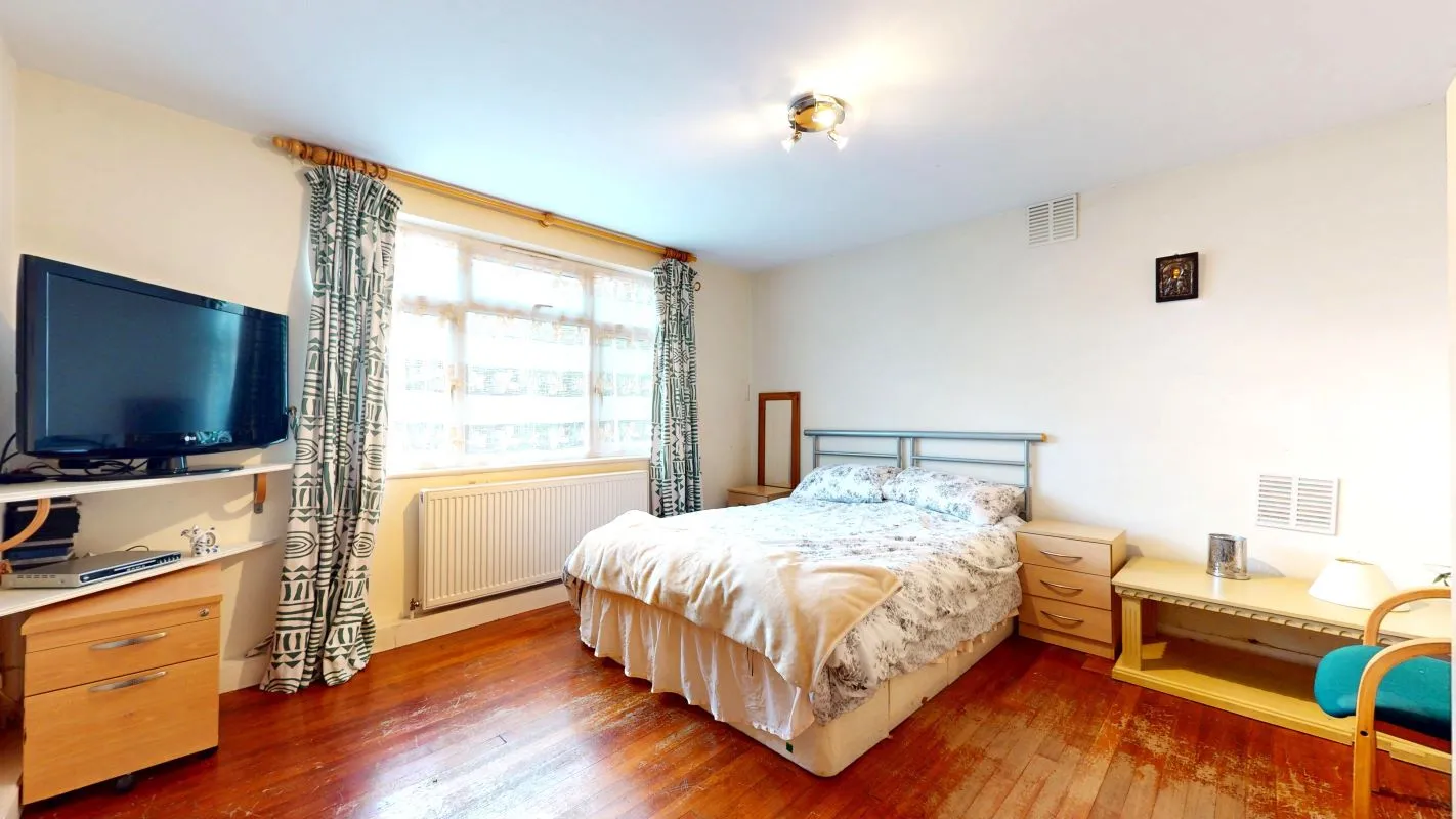 Online Property Auction in London: Lyonsdown Road, New Barnet, EN5 1JB | Auction ends 22/10/2025, a Guide Price of £675,000+.