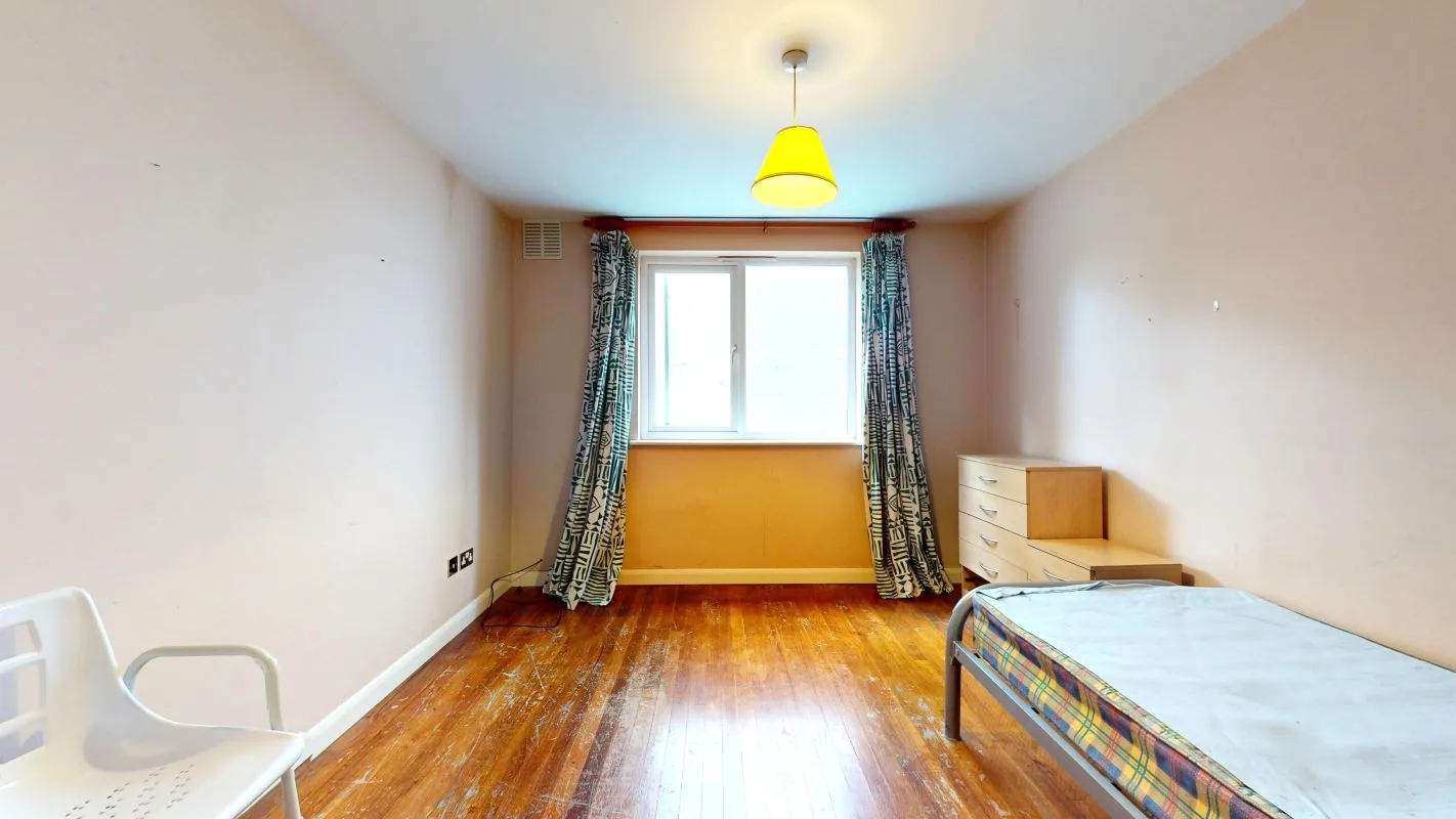 Online Property Auction in London: Lyonsdown Road, New Barnet, EN5 1JB | Auction ends 22/10/2025, a Guide Price of £675,000+.