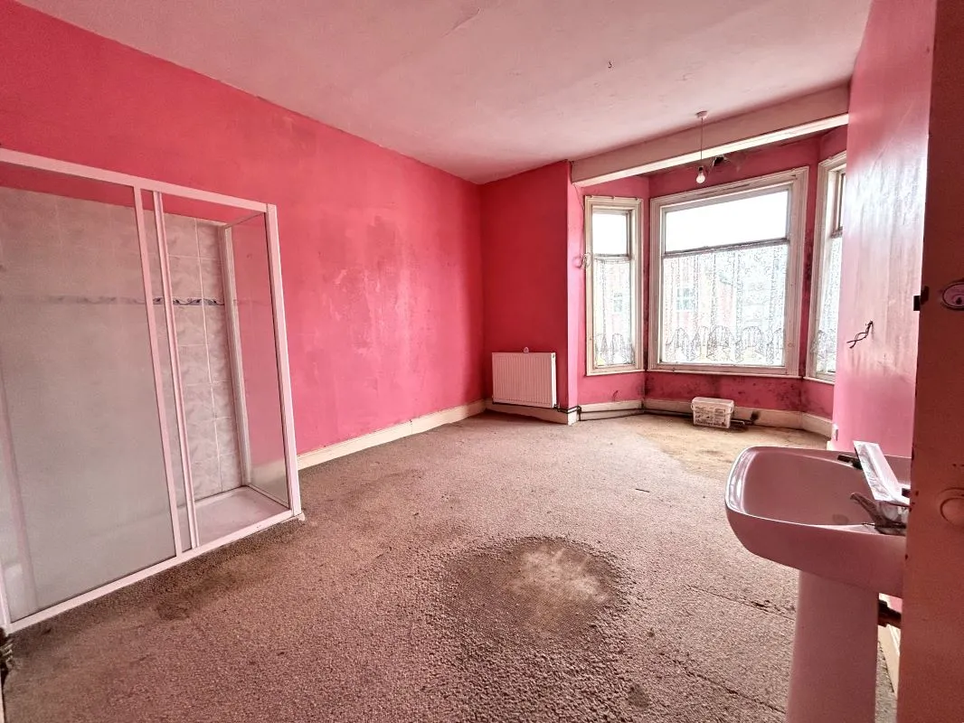 Online Property Auction in London: Albion Road, Great Yarmouth, NR30 2JD | Auction ends 22/10/2025, a Guide Price of £60,000+.
