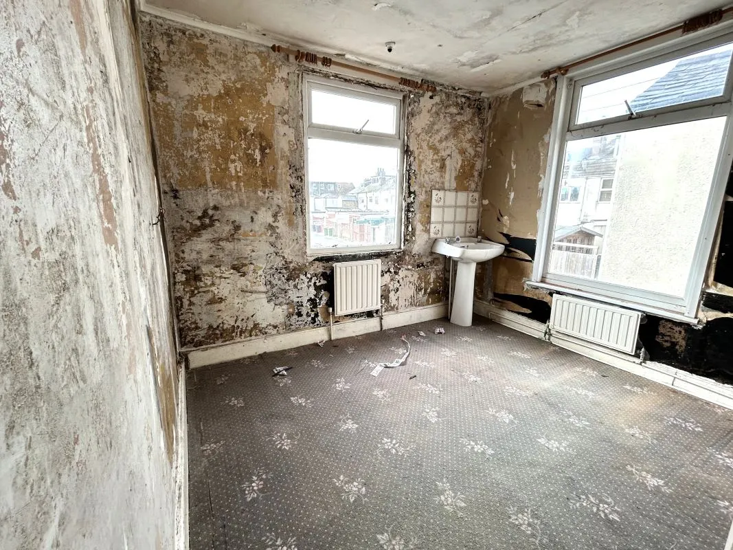 Online Property Auction in London: Albion Road, Great Yarmouth, NR30 2JD | Auction ends 22/10/2025, a Guide Price of £60,000+.