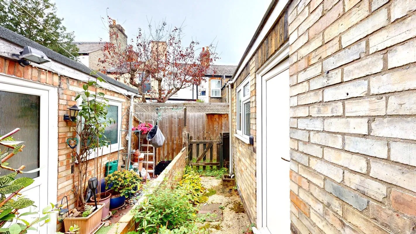 Online Property Auction in London: Melton Close, Newmarket, CB8 8BE | Auction ends 22/10/2025, a Guide Price of £90,000+.