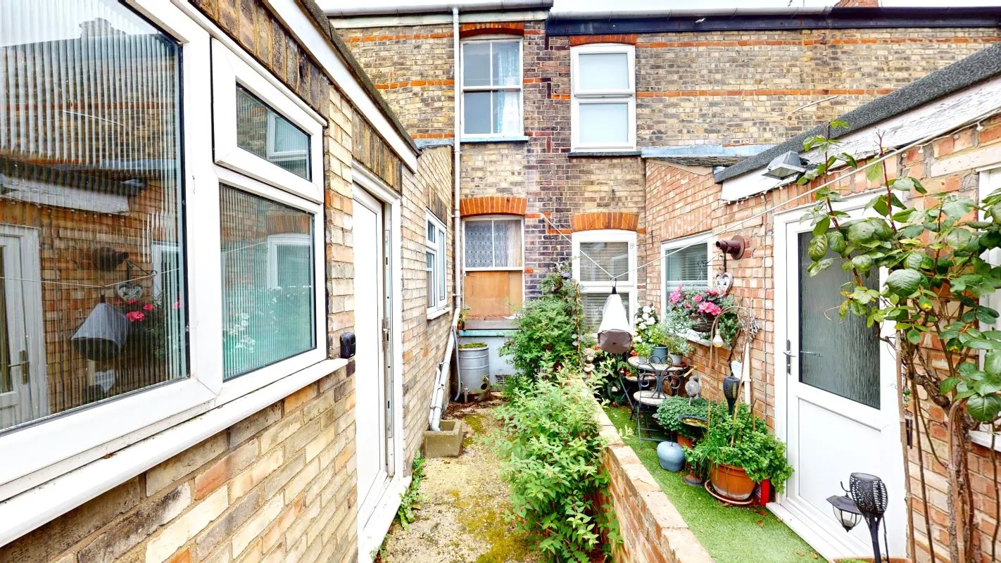 Online Property Auction in London: Melton Close, Newmarket, CB8 8BE | Auction ends 22/10/2025, a Guide Price of £90,000+.