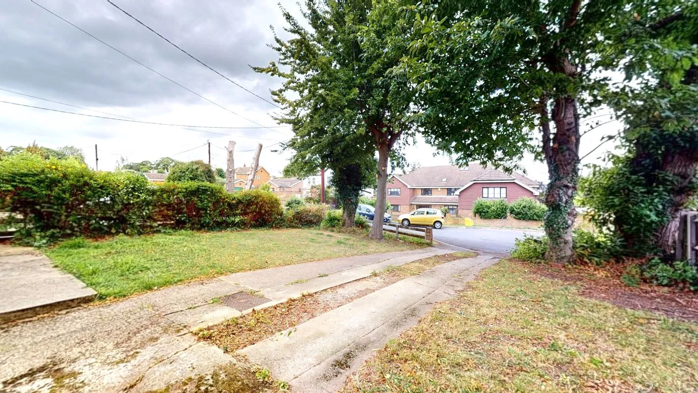 Online Property Auction in London: Carton Road, Higham, Rochester, ME3 7EB | Auction ends 22/10/2025, a Guide Price of £300,000+.