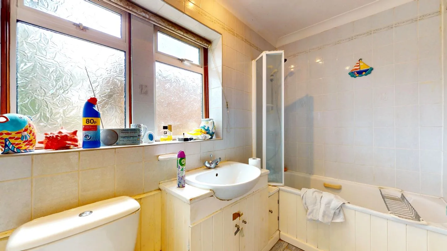 Online Property Auction in London: Carton Road, Higham, Rochester, ME3 7EB | Auction ends 22/10/2025, a Guide Price of £300,000+.