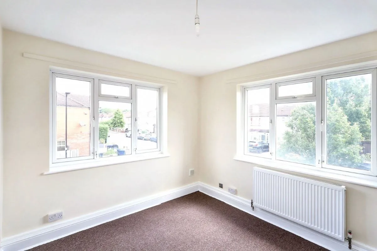 Online Property Auction in London: Hodder Drive, Perivale, Greenford, UB6 8LJ | Auction ends 22/10/2025, a Guide Price of £120,000+.