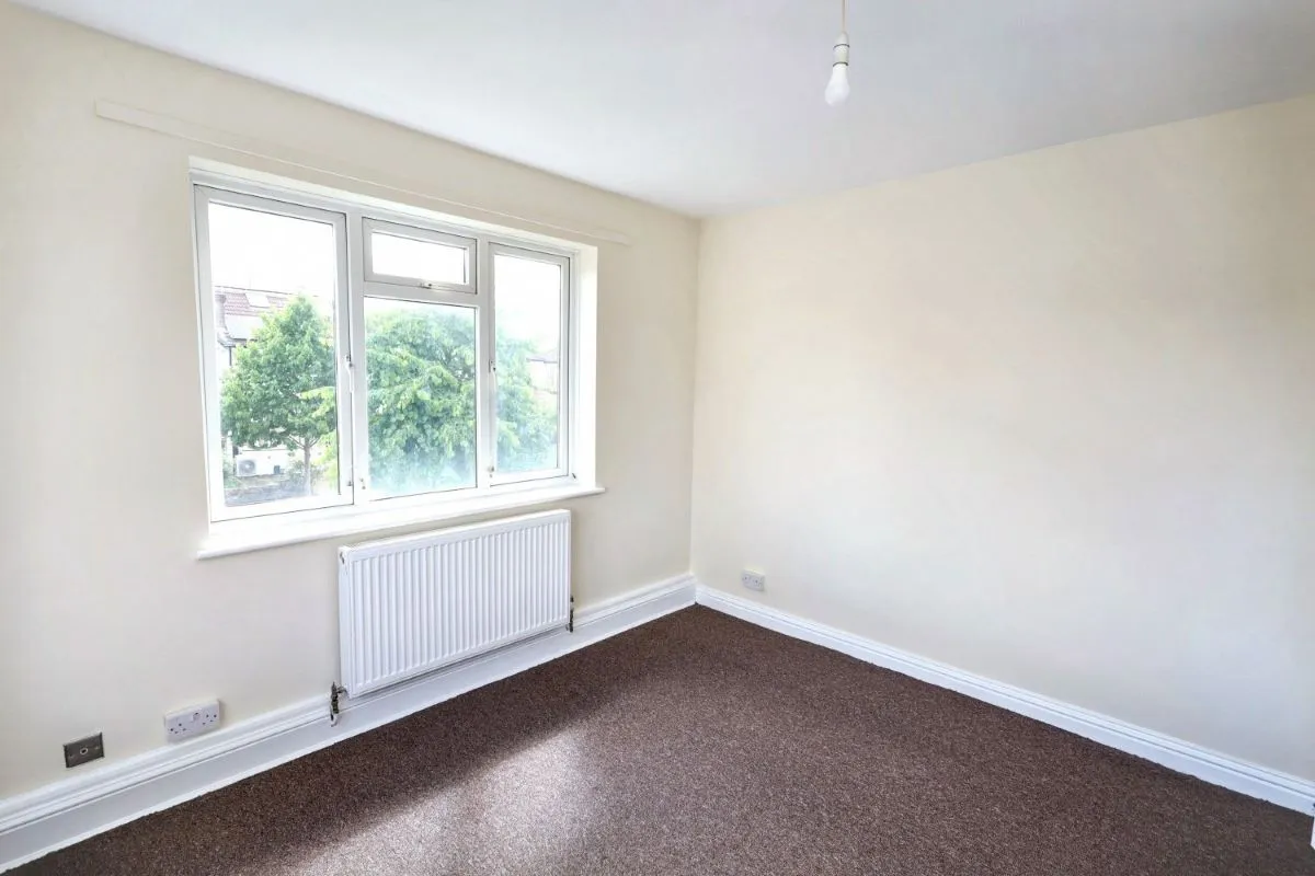 Online Property Auction in London: Hodder Drive, Perivale, Greenford, UB6 8LJ | Auction ends 22/10/2025, a Guide Price of £120,000+.