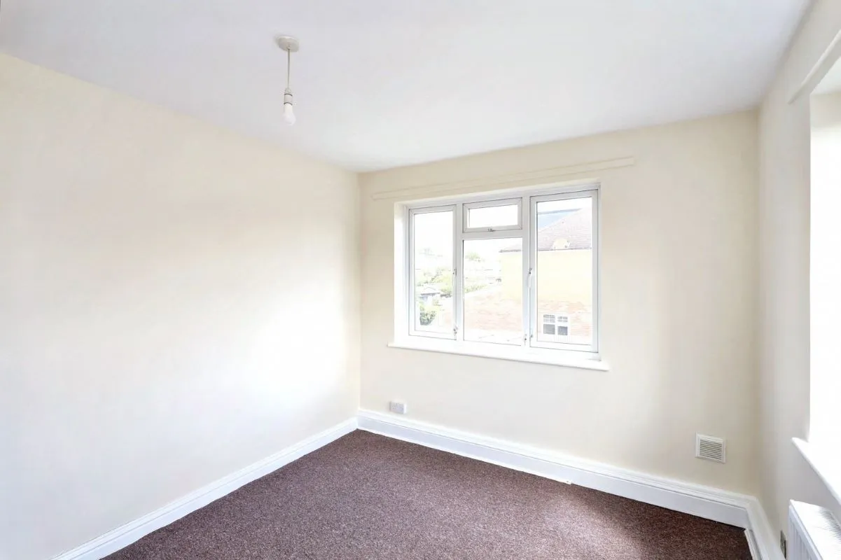 Online Property Auction in London: Hodder Drive, Perivale, Greenford, UB6 8LJ | Auction ends 22/10/2025, a Guide Price of £120,000+.