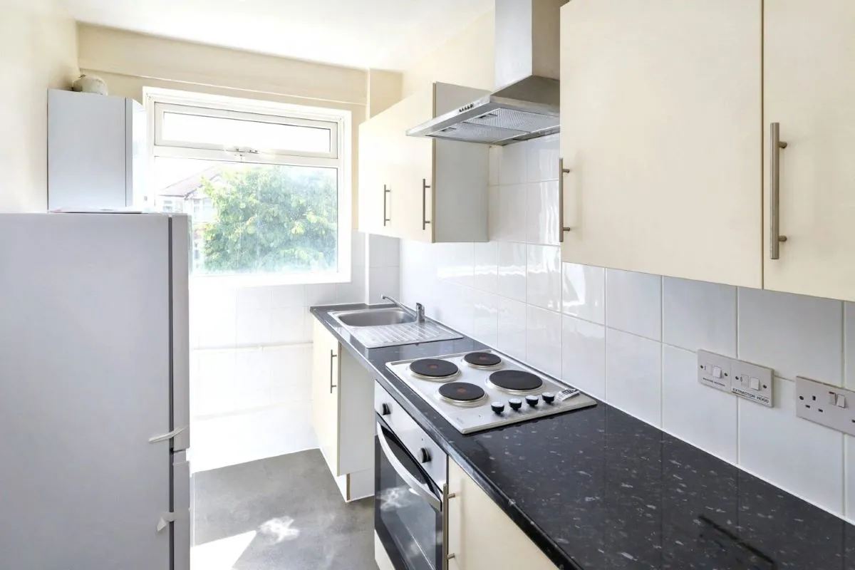 Online Property Auction in London: Hodder Drive, Perivale, Greenford, UB6 8LJ | Auction ends 22/10/2025, a Guide Price of £120,000+.