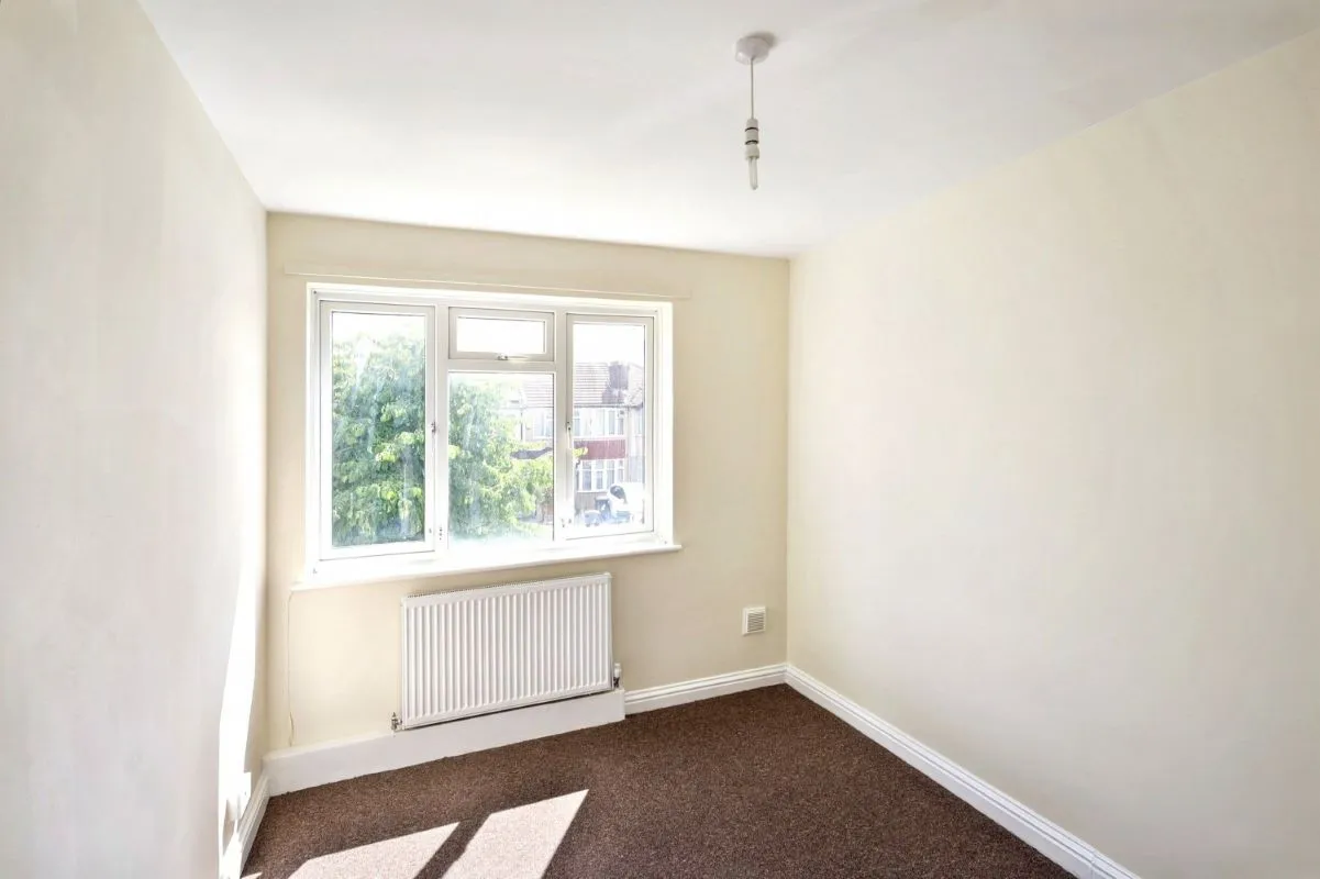 Online Property Auction in London: Hodder Drive, Perivale, Greenford, UB6 8LJ | Auction ends 22/10/2025, a Guide Price of £120,000+.