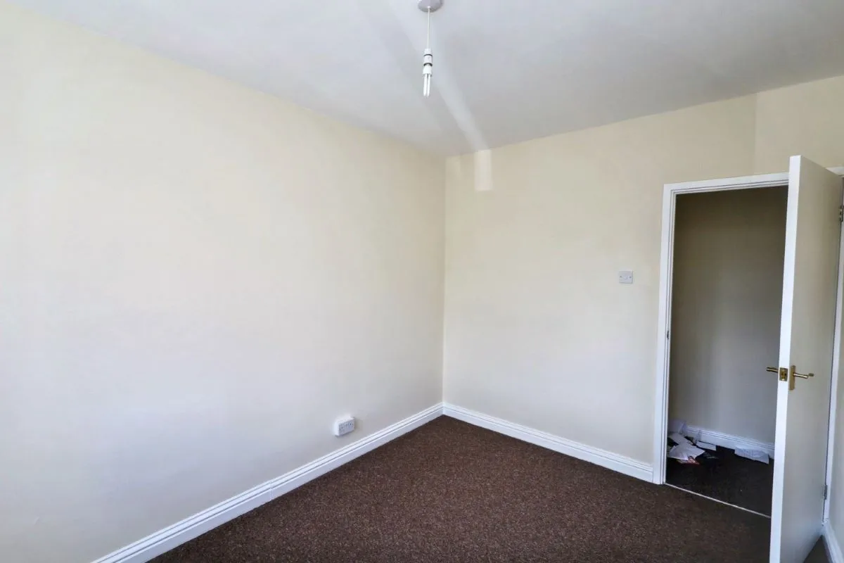 Online Property Auction in London: Hodder Drive, Perivale, Greenford, UB6 8LJ | Auction ends 22/10/2025, a Guide Price of £120,000+.