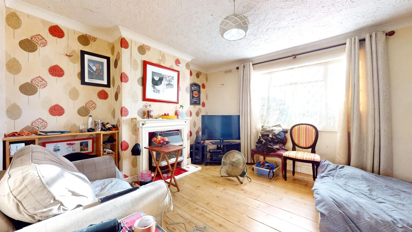 Online Property Auction in London: Barrow Grove, Sittingbourne, ME10 1LB | Auction ends 22/10/2025, a Guide Price of £120,000+.