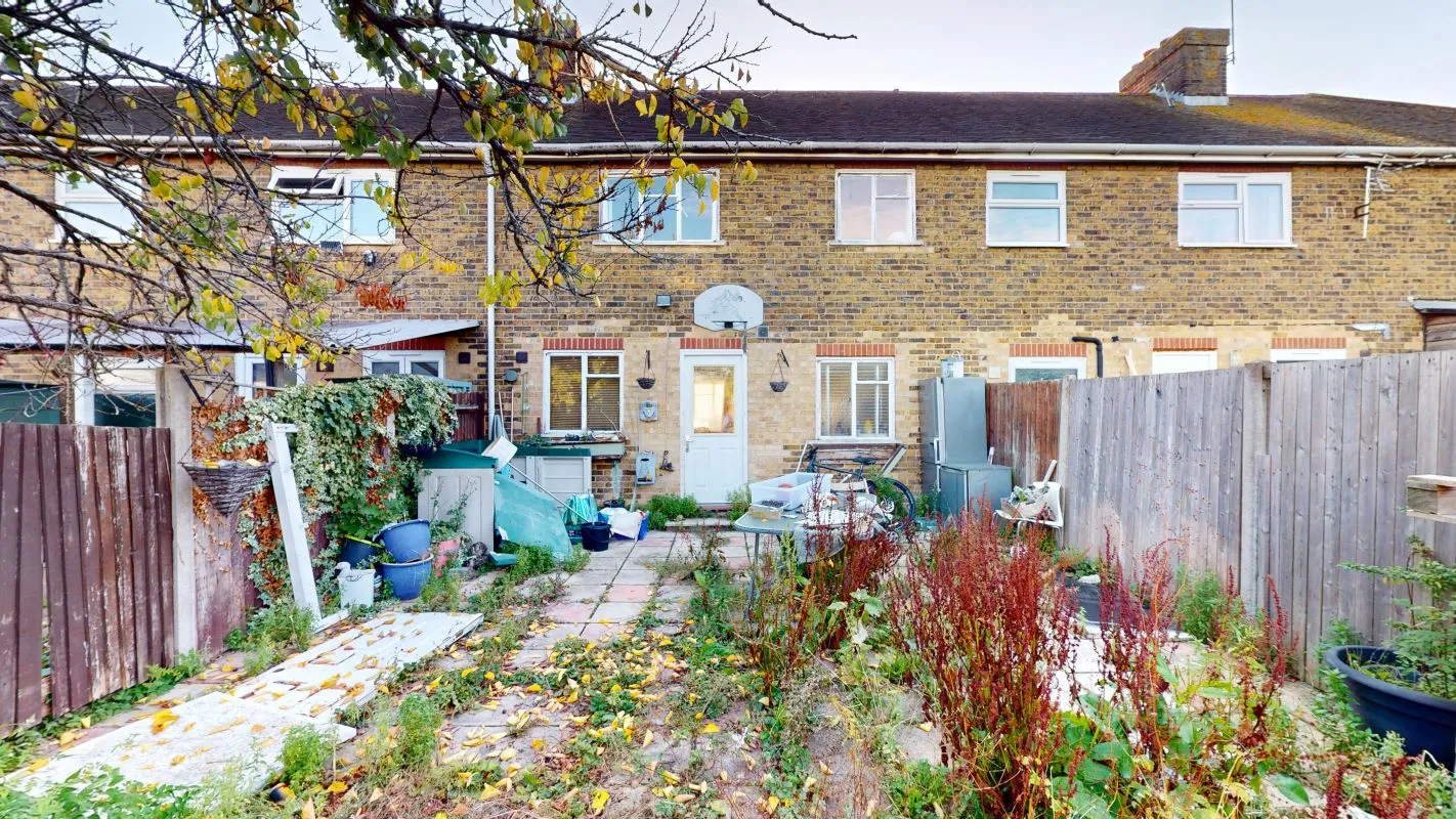 Online Property Auction in London: Barrow Grove, Sittingbourne, ME10 1LB | Auction ends 22/10/2025, a Guide Price of £120,000+.