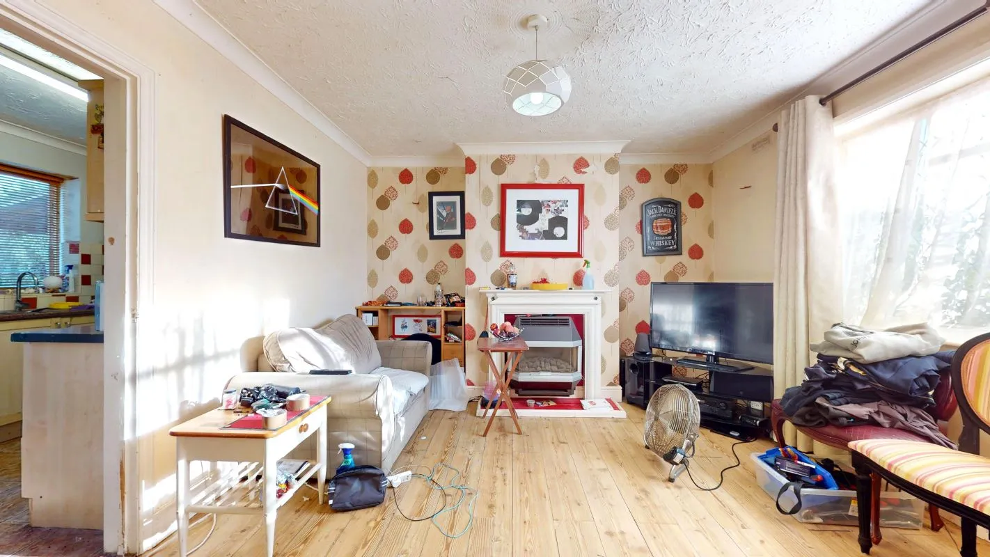 Online Property Auction in London: Barrow Grove, Sittingbourne, ME10 1LB | Auction ends 22/10/2025, a Guide Price of £120,000+.