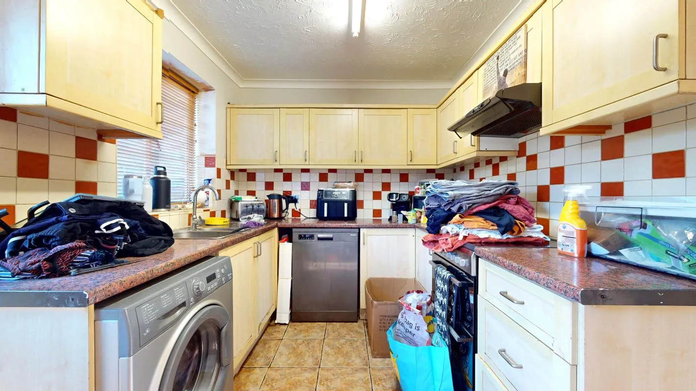 Online Property Auction in London: Barrow Grove, Sittingbourne, ME10 1LB | Auction ends 22/10/2025, a Guide Price of £120,000+.