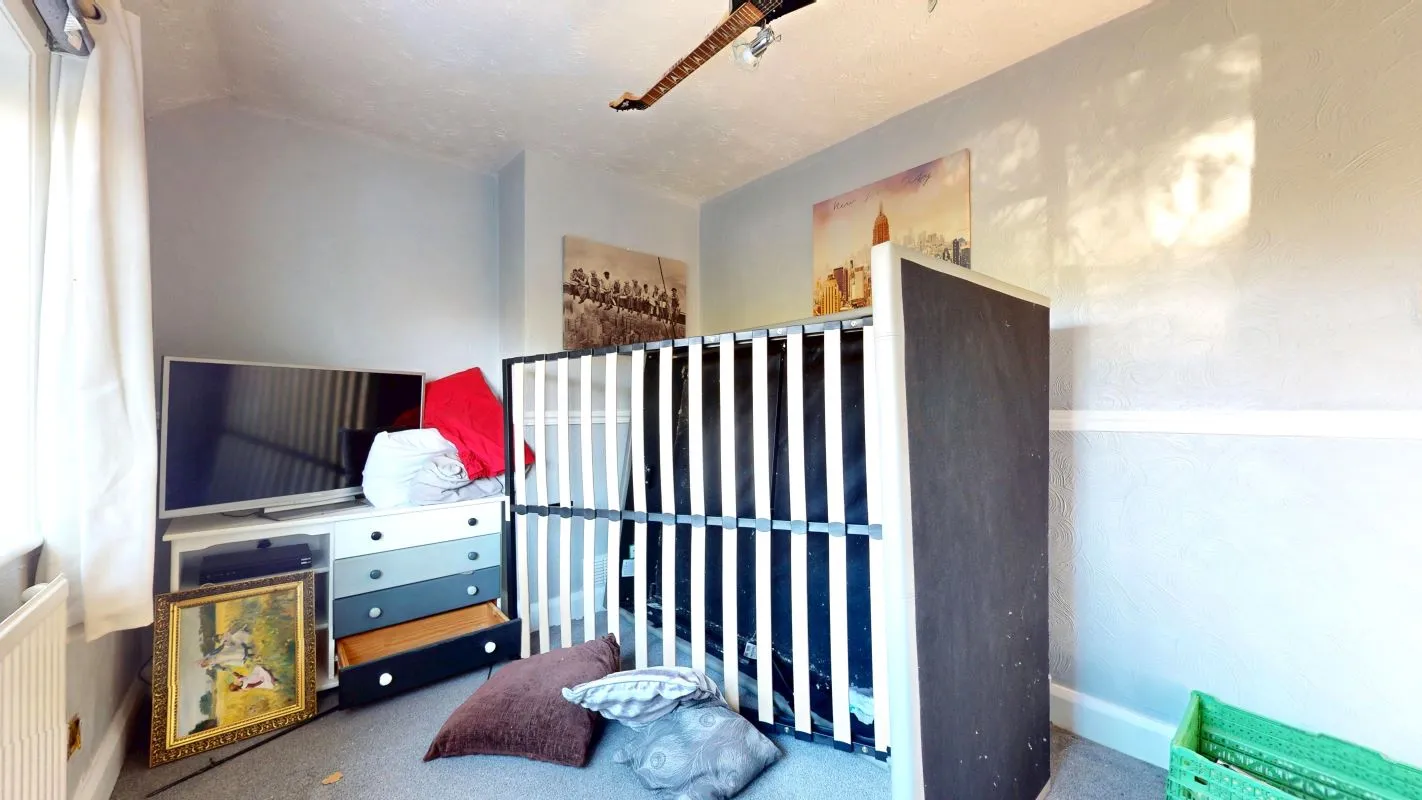 Online Property Auction in London: Barrow Grove, Sittingbourne, ME10 1LB | Auction ends 22/10/2025, a Guide Price of £120,000+.