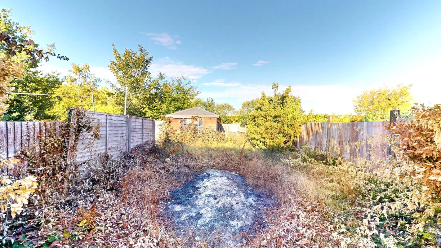 Online Property Auction in London: Barrow Grove, Sittingbourne, ME10 1LB | Auction ends 22/10/2025, a Guide Price of £120,000+.