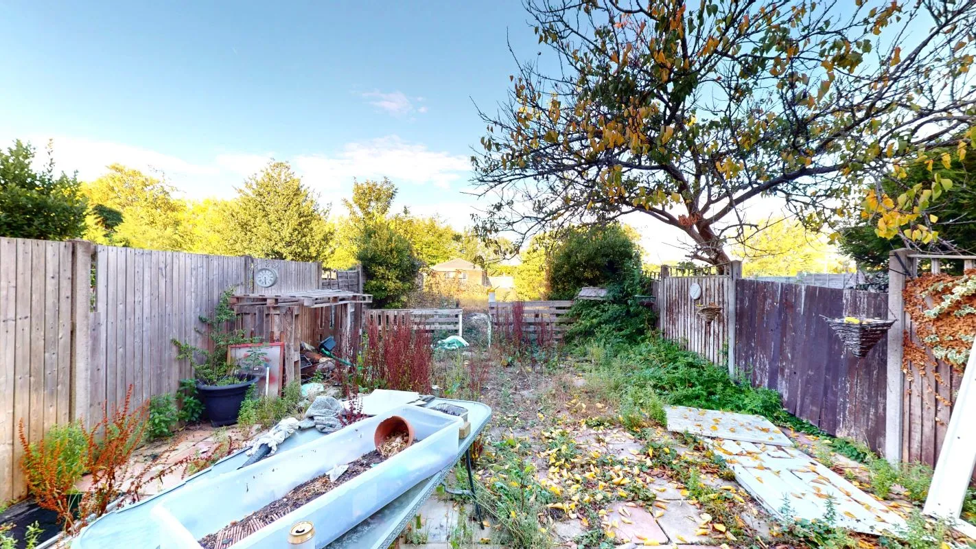 Online Property Auction in London: Barrow Grove, Sittingbourne, ME10 1LB | Auction ends 22/10/2025, a Guide Price of £120,000+.