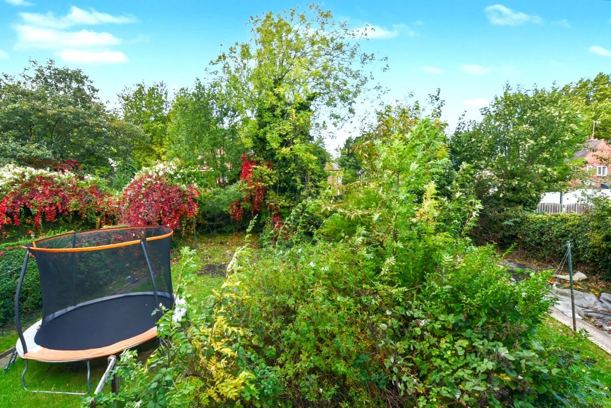 Online Property Auction in London: Crowder Close, Sheffield, S5 7NW | Auction ends 22/10/2025, a Guide Price of £50,000+.