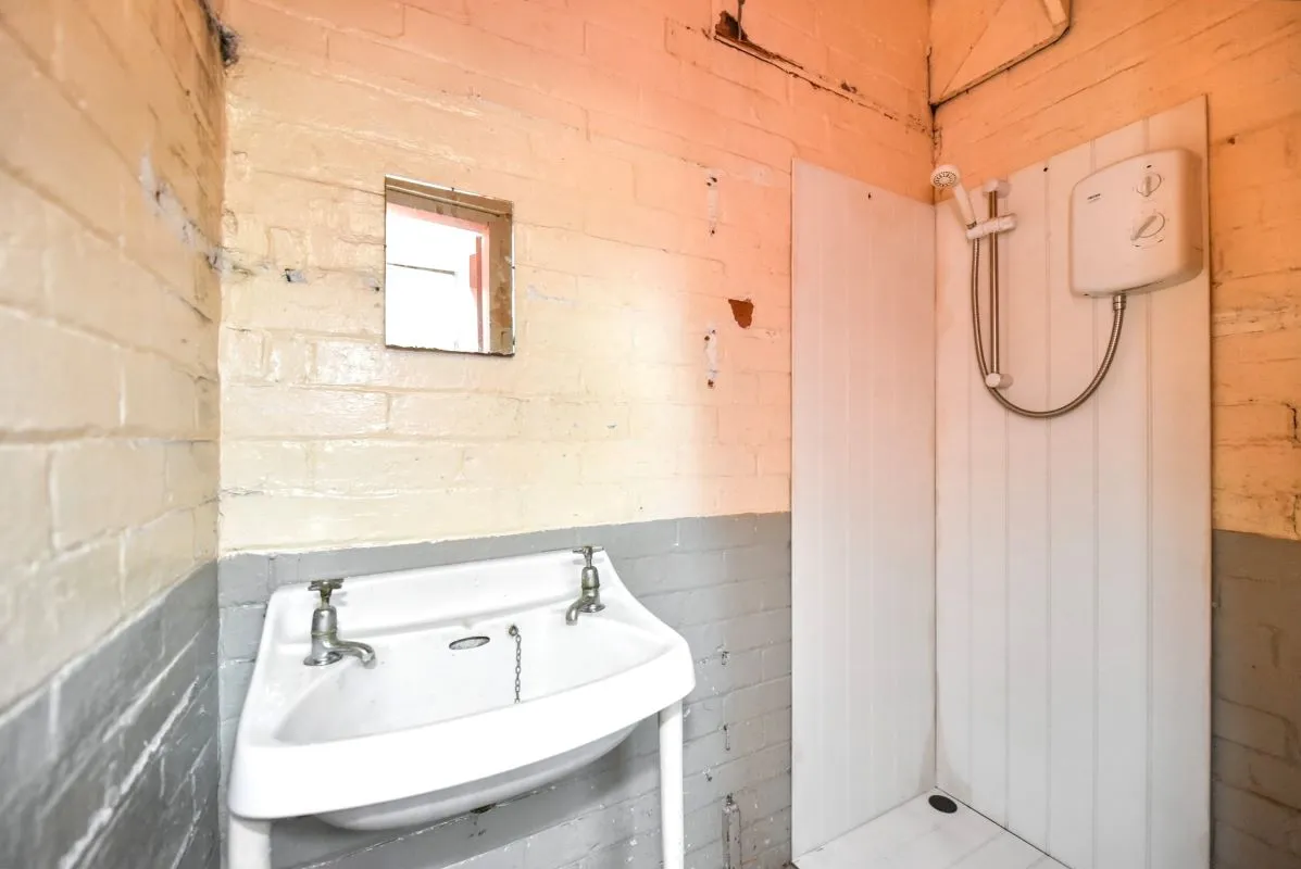 Online Property Auction in London: Crowder Close, Sheffield, S5 7NW | Auction ends 22/10/2025, a Guide Price of £50,000+.