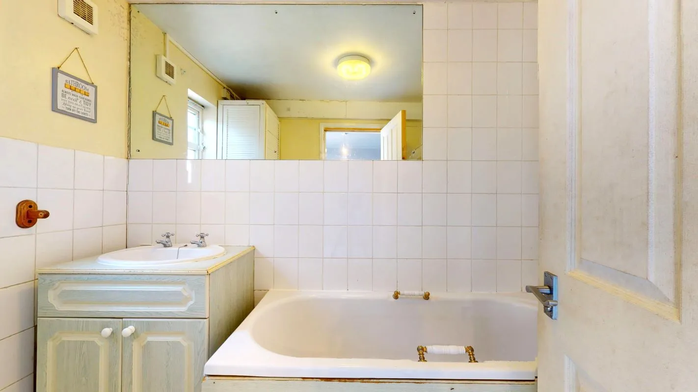 Online Property Auction in London: Churchdown, Bromley, BR1 5PQ | Auction ends 22/10/2025, a Guide Price of £250,000+.