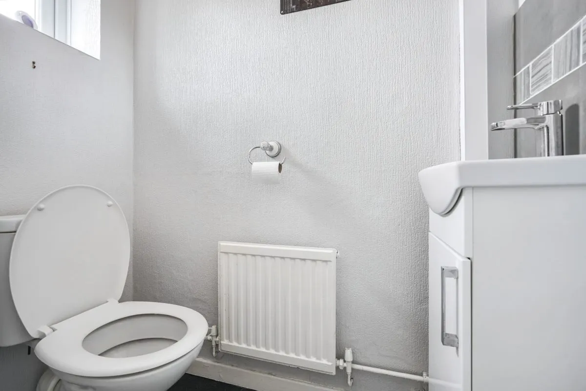 Online Property Auction in London: Abbey Lodge Close, Newhall, Swadlincote, DE11 0LB | Auction ends 04/12/2025, a Guide Price of £145,000+.