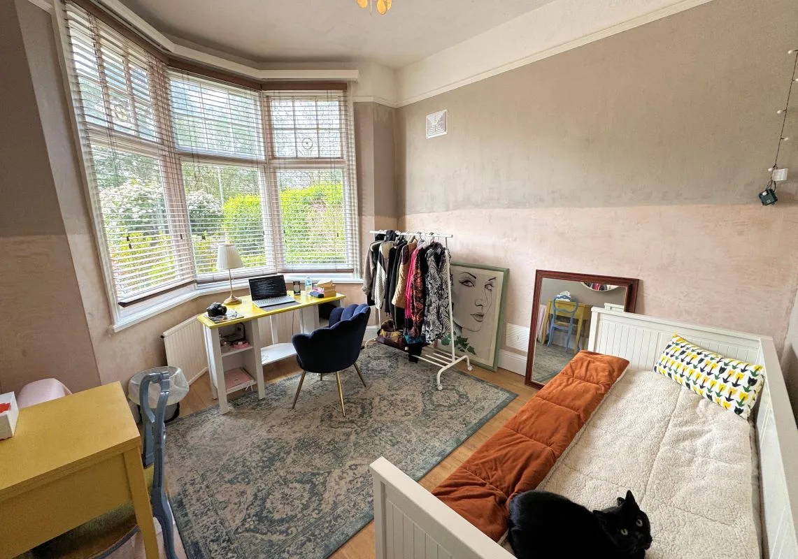 Online Property Auction in London: Finchley, N3 2EB | Auction ends 04/12/2025, a Guide Price of £220,000+.