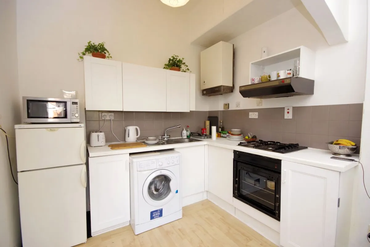 Online Property Auction in London: Finchley, N3 2EB | Auction ends 04/12/2025, a Guide Price of £220,000+.